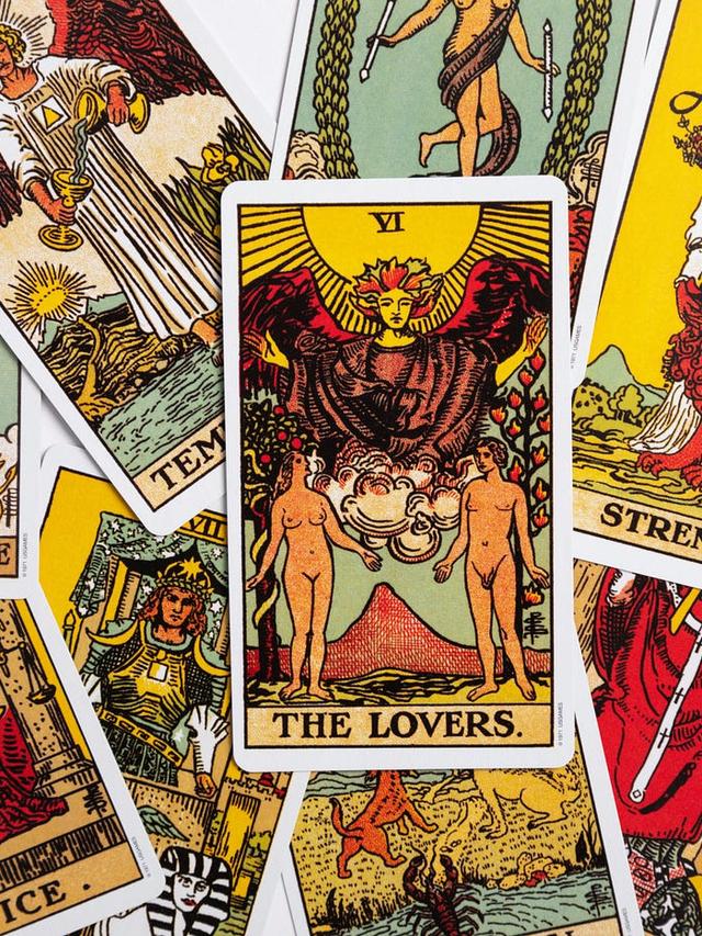 The Connection Between Zodiac Signs and Tarot