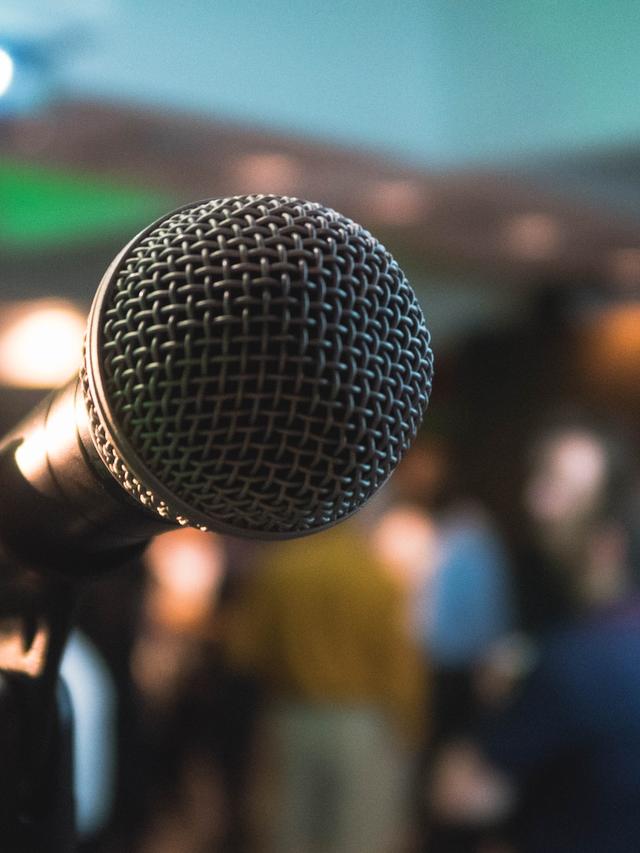 Top 5 Tips for Building a Professional Network Through Public Speaking